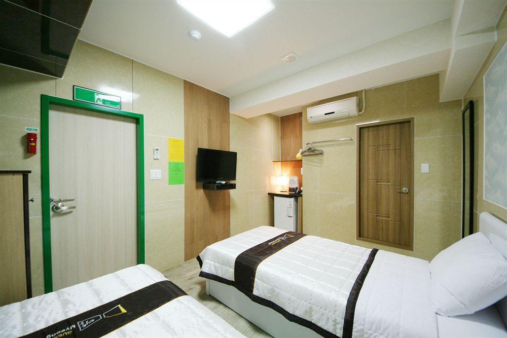 D.H Sinchon Guesthouse Séoul Extérieur photo