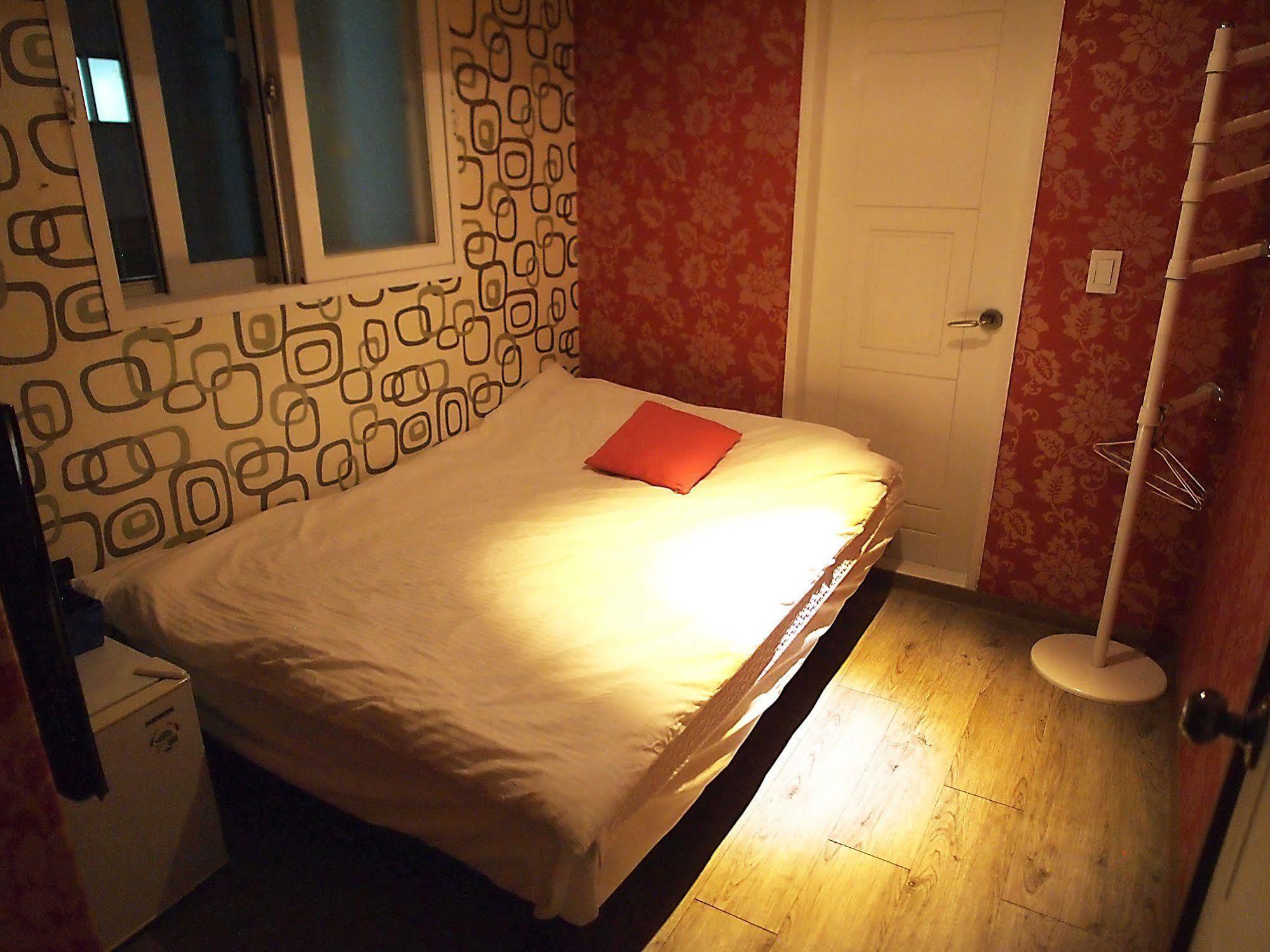 D.H Sinchon Guesthouse Séoul Extérieur photo